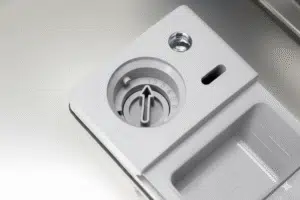 راهنمای جامع نحوه شارژ مایع جلادهنده (Rinse Aid) در ماشین ظرفشویی برای درخشش بینقص ظروف پاک ظرف درجه جلادهنده